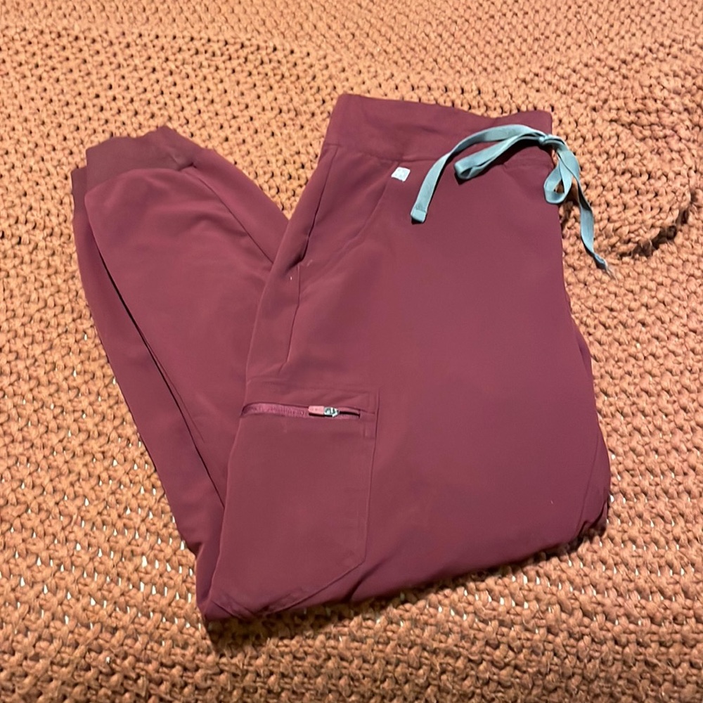 Figs Zamora Jogger Scrub Pant; Burgundy, Medium (regular)